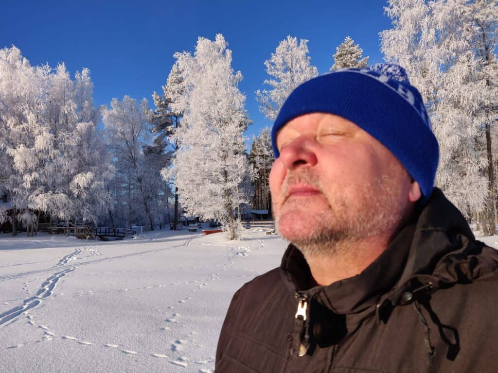 Jussi Lammela nauttii auringosta ja hiihdosta