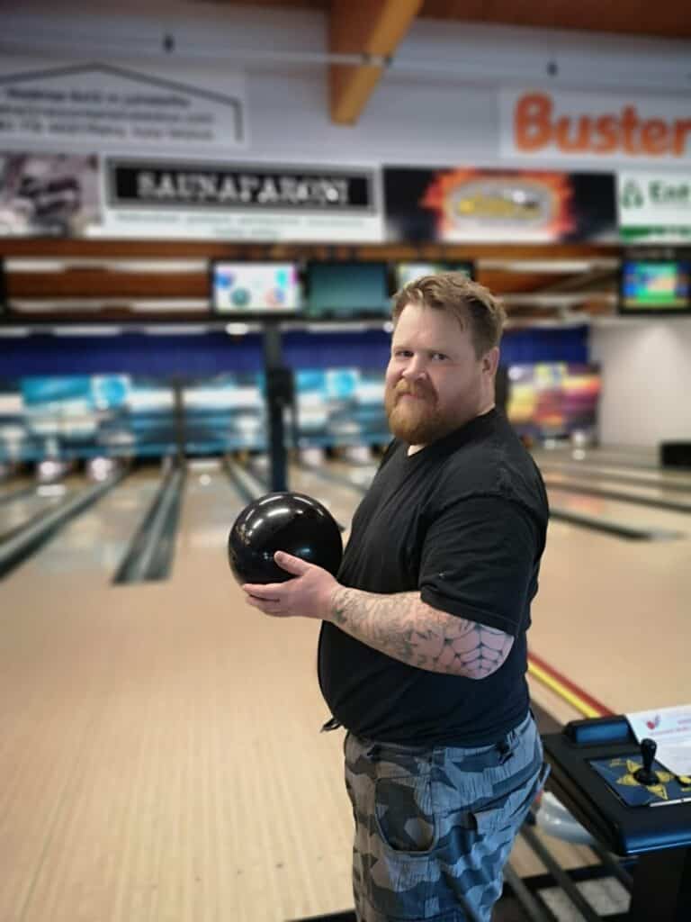 Mikko Tammelin keilaamassa Raision keilahallilla