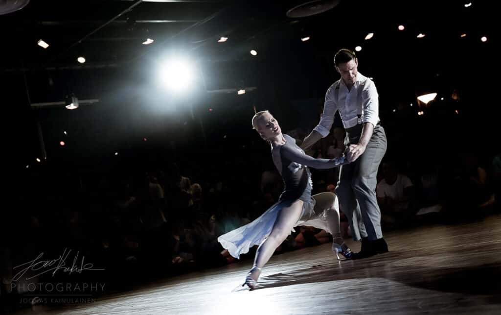 Sami ja Jutta Helenius esiintymässä Valasrannan Tanssileirillä kesällä 2017. Kuvan on ottanut Joonas Kainulainen