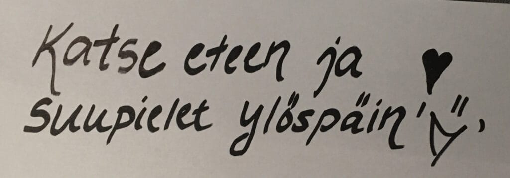 Katse eteen ja suupielet ylöspäin